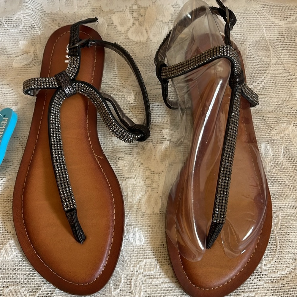 Brand new w/tags 1 pr. W&O flat/buckle strap sandals memory foam silv/blk bling